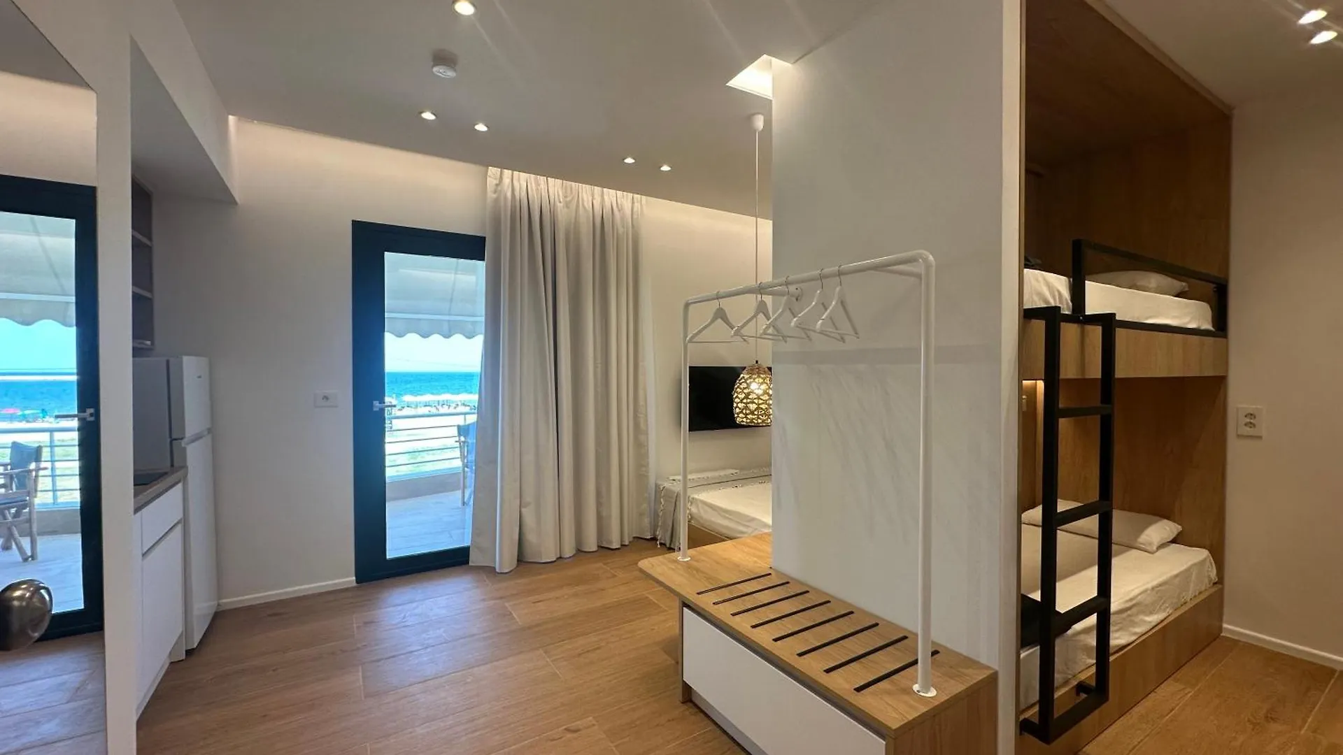 Mare Beach Apartments スタブロス